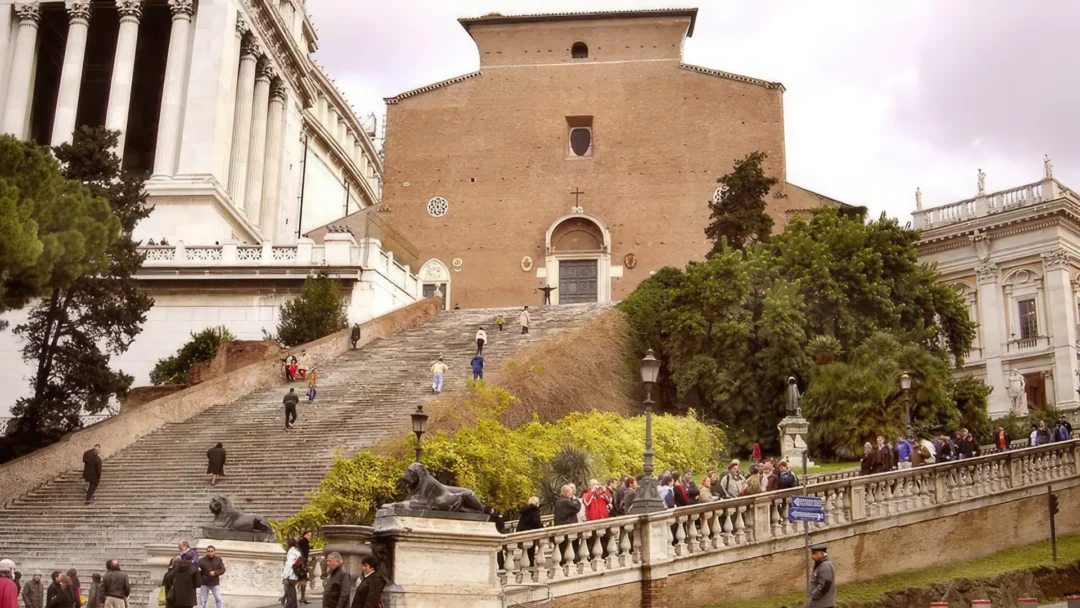 Санта-Марія-ін-Арачелі (Basilica di Santa Maria in Ara Coeli) на Капітолійському пагорбі в Римі, Італія