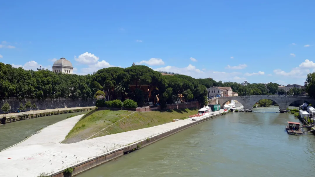 Це острів Тіберіна, річковий острів на річці Тибр у Римі.