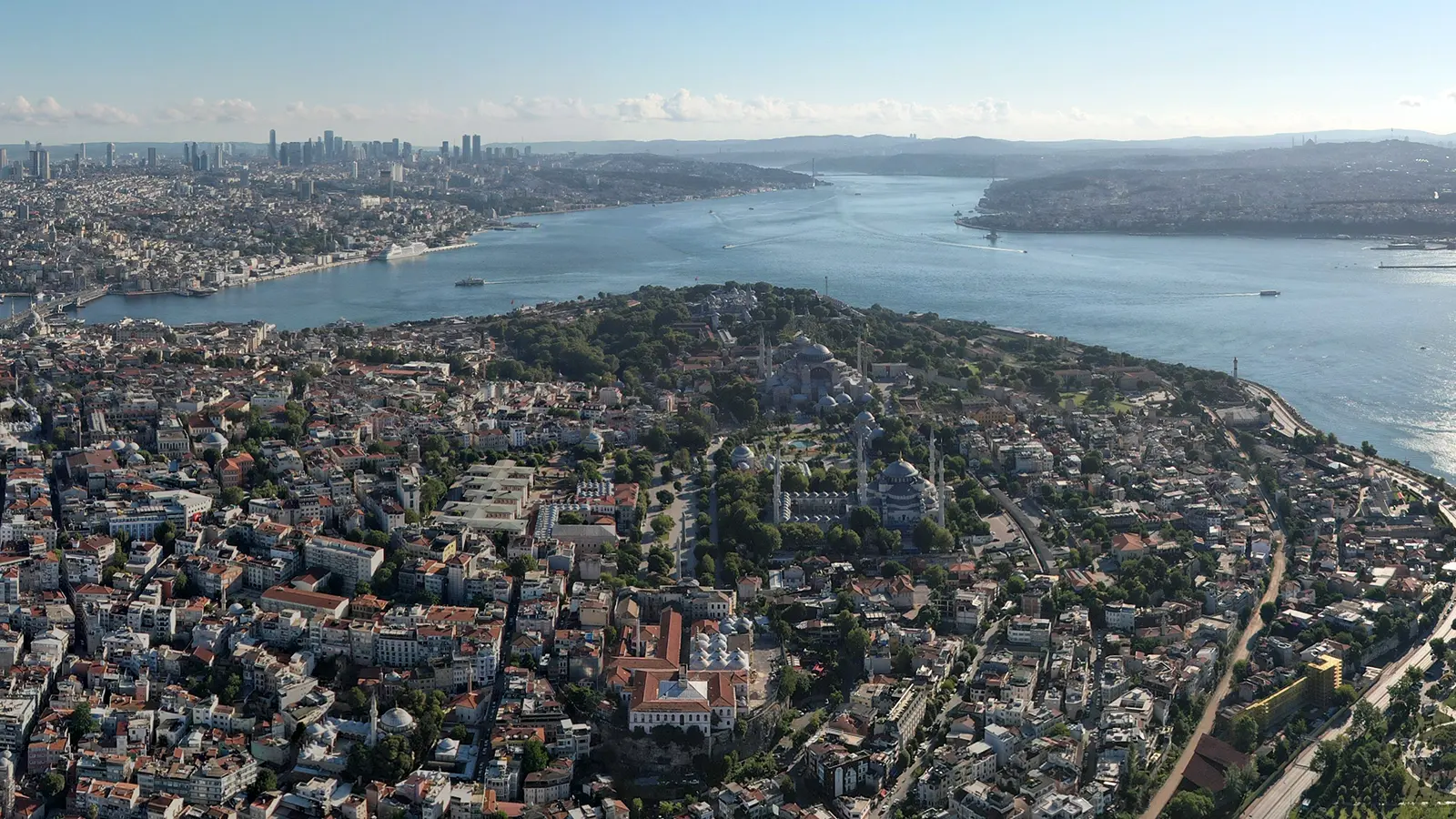 Панорамний вид на історичний центр Стамбула, протока Босфор та мінарети мечетей, ілюстрація до лекції Великі міста пішки.